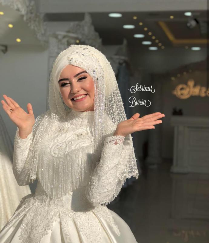 Sizce kabarık gelinlik mi düz gelinlik mi?