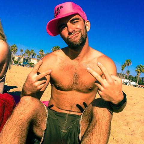 Özellikle olgun kadınların hayranlık beslediği karizmatik aktör Logan Pierce hangi fotoğrafta daha çekici?