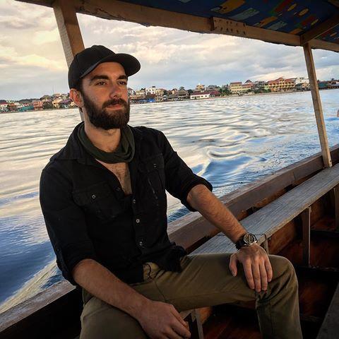 Özellikle olgun kadınların hayranlık beslediği karizmatik aktör Logan Pierce hangi fotoğrafta daha çekici?
