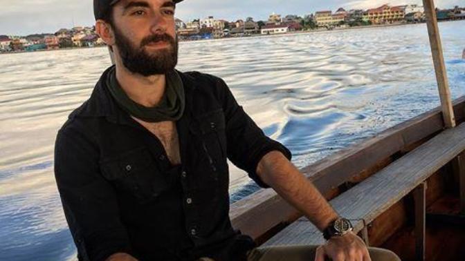 Özellikle olgun kadınların hayranlık beslediği karizmatik aktör Logan Pierce hangi fotoğrafta daha çekici?