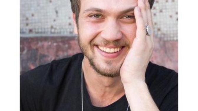Kızlar, Aras Bulut İynemli mi Mehmet Günsür mü Hangisi Daha Yakışıklı?