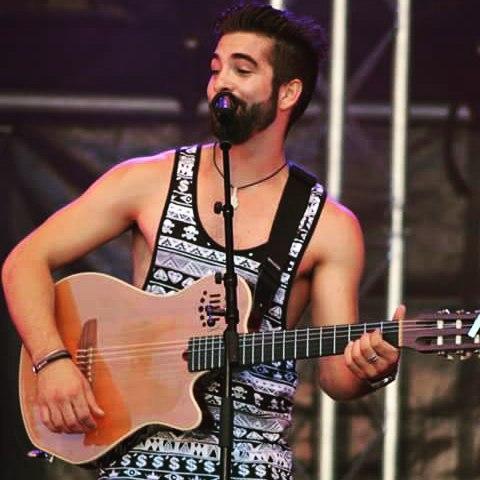 Türk aktör Pamir Pekin mi yoksa Fransız müzisyen Kendji Girac mı daha seksi?