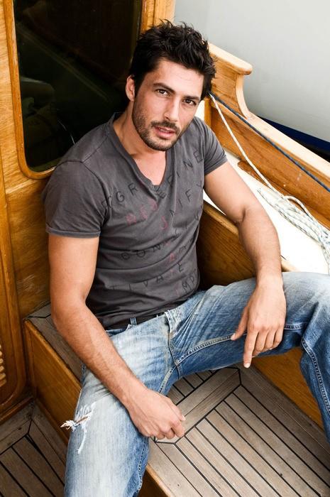 Türk aktör Pamir Pekin mi yoksa Fransız müzisyen Kendji Girac mı daha seksi?