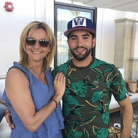 Bu yakışıklı erkek, birlikte fotoğraf çekildiği kadınlardan hangisiyle kaçamak yapmıştır?