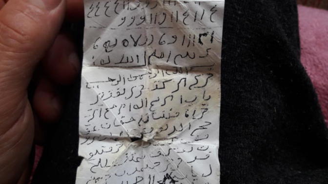 Bu kâğıtta ne yaziyor okuyabilen var mi?