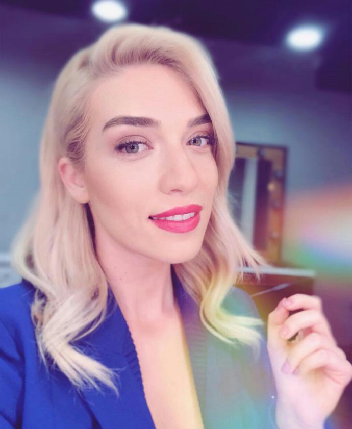 Cansu Canan Özgen mi ?Dua Lipa mı?