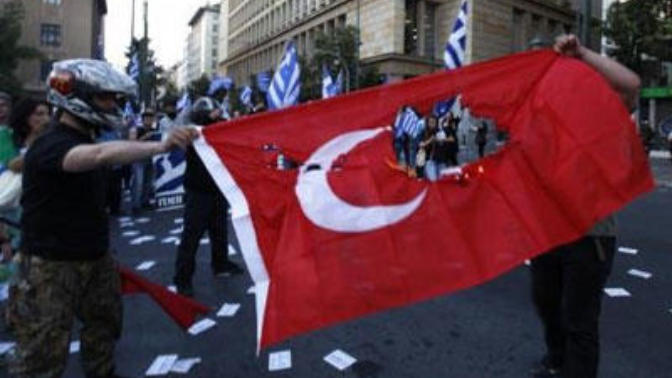 Yunanistan'da dün gece caddede Türk bayrağı yakıldı, Yunanistan'ın da bir kaşıntısı var mı?