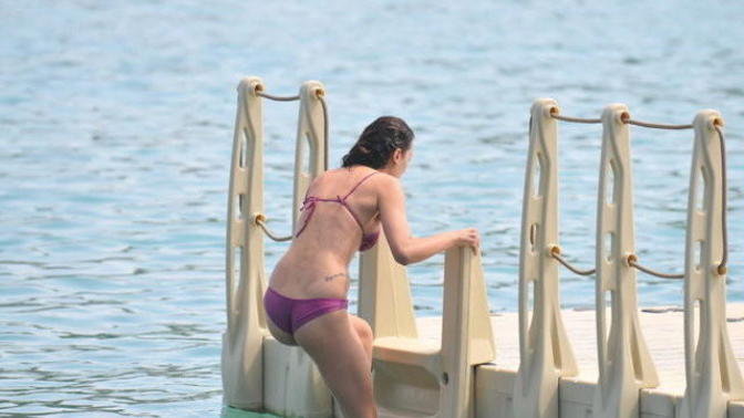 Bikini mi iç çamaşırı mı bu kadının giydiği?