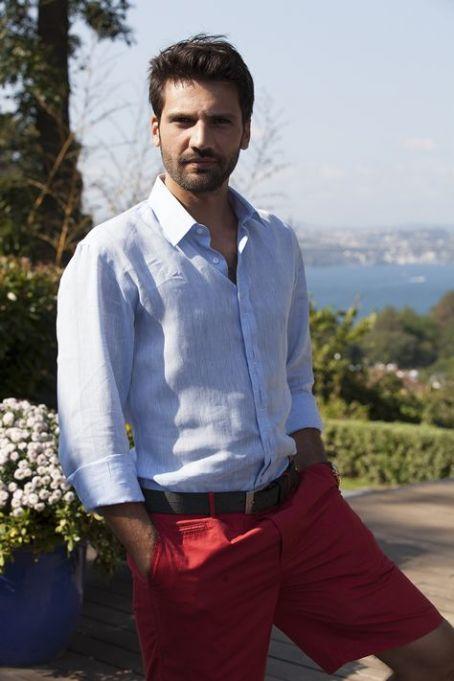Erkeğin seksi olması için, babyface ya da kas yığını olması şart değil; bkz. Kaan Urgancıoğlu. Önermem ve verdiğim örnek doğru mu?