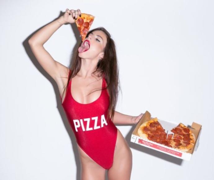 Hayvan gibi pizza gömen kızlar hakkında ne düşünüyorsunuz🍕?