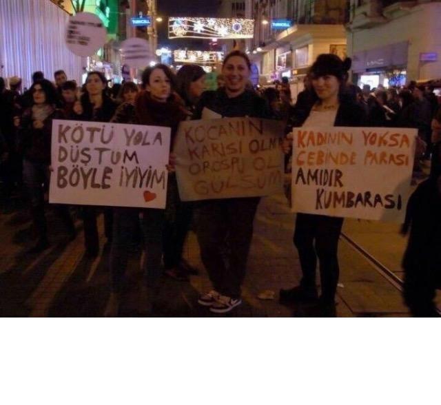 8 Mart Dünya kadınlar gününde feminist bir grubun pankartları hakkında ne düşünüyorsunuz?
