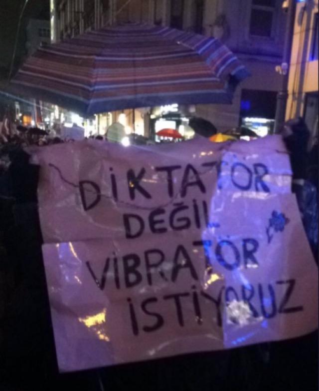 8 Mart Dünya kadınlar gününde feminist bir grubun pankartları hakkında ne düşünüyorsunuz ?