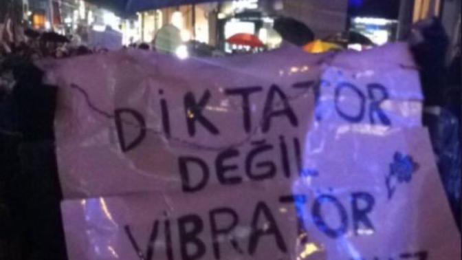 8  Mart  Dünya kadınlar gününde feminist bir grubun pankartları hakkında ne düşünüyorsunuz?
