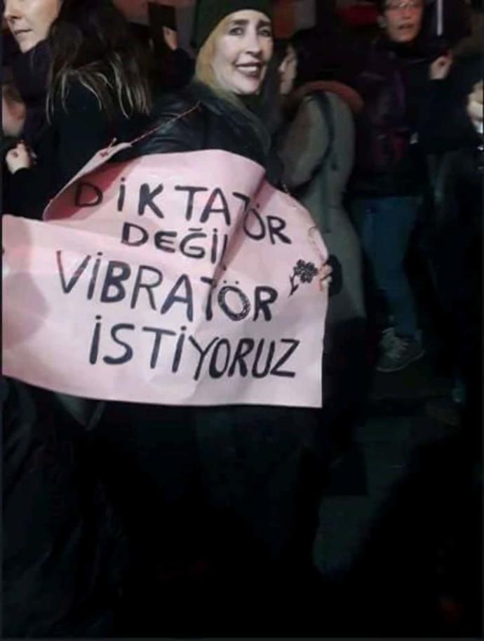Feminizm pişmanlıktır. Kadınlar gününde yaptıkları şeye bak. Zeka seviyelerini aşağılayınca saldırıyorlar ama haksız mıyız?
