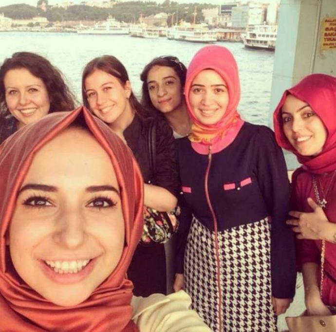 Beğendiğiniz kapalı bir kız var mı foto atabilir misiniz? giyinis tarzı yüz güzelliği vs?