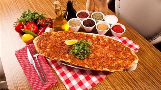 Arasına yeşillik koyarak ya da bol soğanlı... Sen lahmacunu nasıl yersin?