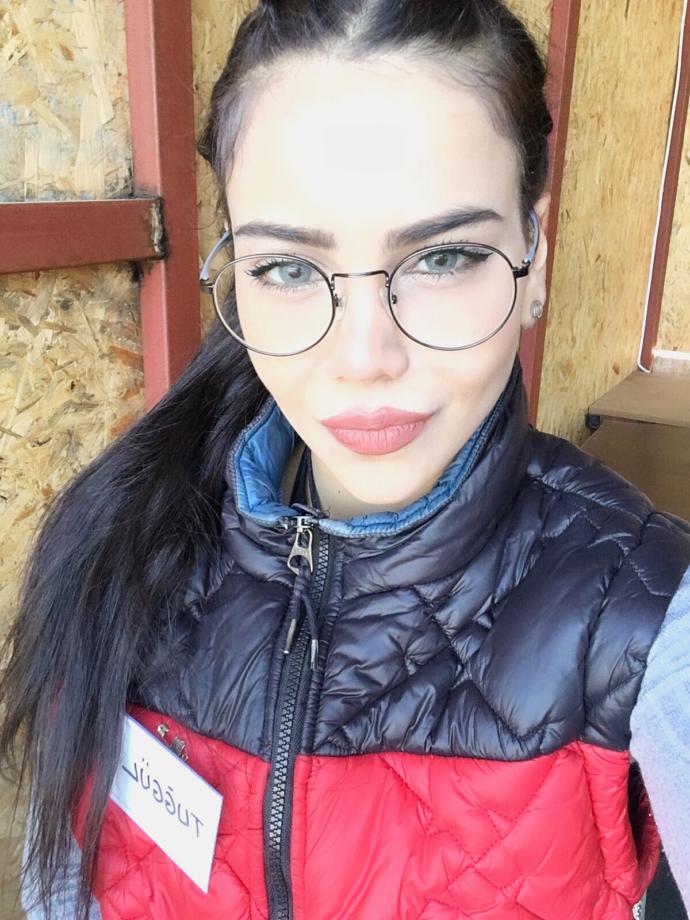 Gözlüklü mü takılayım gözlüksüz mü 🤭?