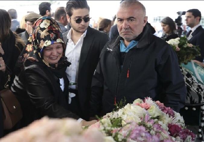 Şu Mina Başaranın cenazesinde dikkatimi çeken kardeşi Can Başaran Ablasının cenazesine niye süslenip Memoli gibi gitti?