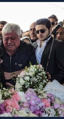 Şu Mina Başaranın cenazesinde dikkatimi çeken kardeşi Can Başaran Ablasının cenazesine niye süslenip Memoli gibi gitti?