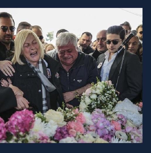 Şu Mina Başaranın cenazesinde dikkatimi çeken kardeşi Can Başaran Ablasının cenazesine niye süslenip Memoli gibi gitti?