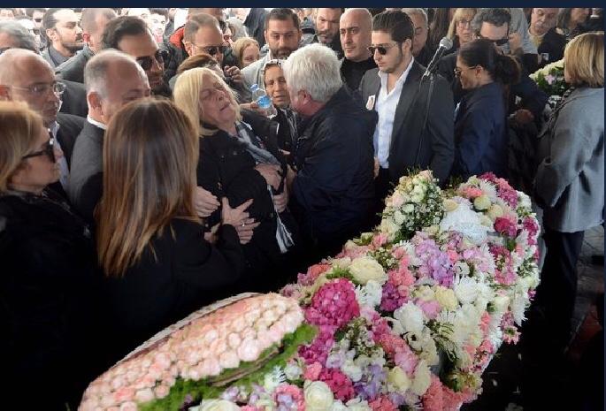 Şu Mina Başaranın cenazesinde dikkatimi çeken kardeşi Can Başaran Ablasının cenazesine niye süslenip Memoli gibi gitti?