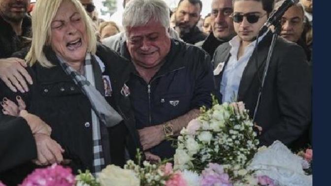 Şu Mina Başaranın cenazesinde dikkatimi çeken kardeşi Can Başaran Ablasının cenazesine niye süslenip Memoli gibi gitti?
