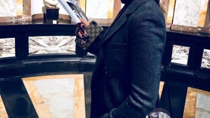 Hadise, instagram fotosunda Gucci marka çantası tam görünsün diye fotoğrafta kendi kafasını kesti.. Sizce kendisi görgüsüz mü?