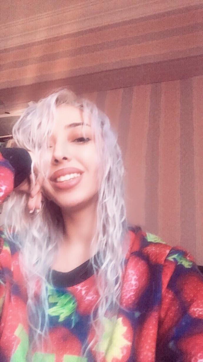 Hava bugün mükemmel, bu sweatshirt’ü dışarıda giymeli miyim sizce nasıl?