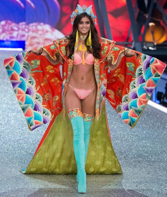 Victoria's Secret mankeni Taylor Hill gibi olsam yeterdi çok mu şey istiyorum?