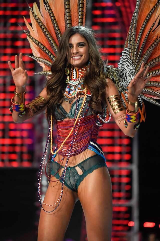 Victoria's Secret mankeni Taylor Hill gibi olsam yeterdi çok mu şey istiyorum?