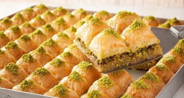 Baklavalı olan kız mı baklava yapan kız mı?