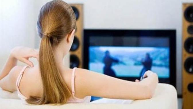 Dizi izleyen kadınlar eşlerini beğenmiyor! Eşiniz sürekli televizyon karşında olsa tepkiniz ne olur?