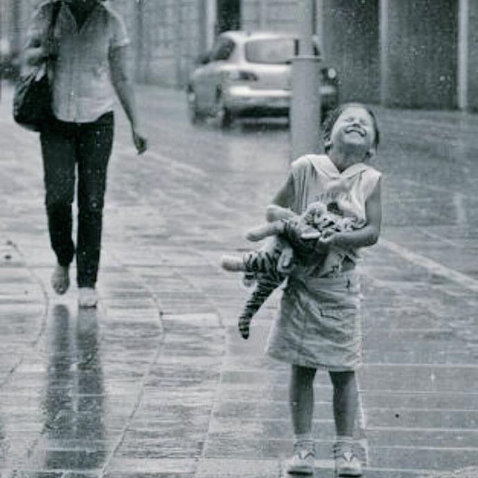 Her şeyin boş ve anlamsız olduğu bu dünyada sevgiden daha değerli ne olabilir?