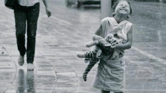 Her şeyin boş ve anlamsız olduğu bu dünyada sevgiden daha değerli ne olabilir?