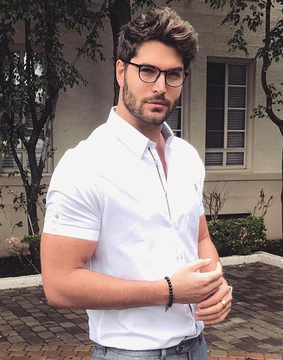 Nick bateman yakışıklı mı ?