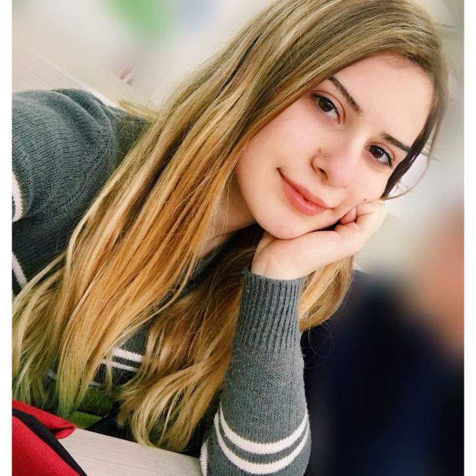 Resimli hangi saç daha yakışıyor siyah mı sarımı?