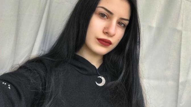 Resimli hangi saç daha yakışıyor siyah mı sarımı?