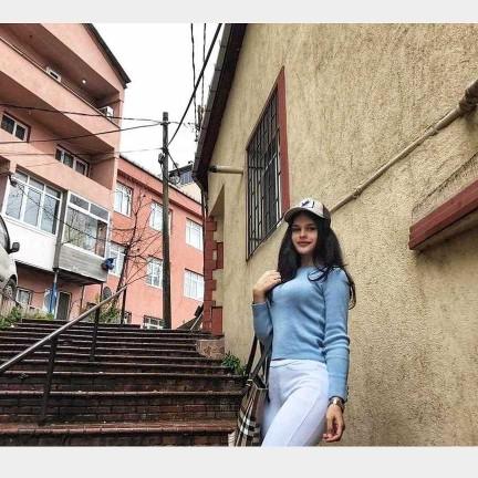 Geceye en güzel hatun fotoları atmaya ne dersiniz?