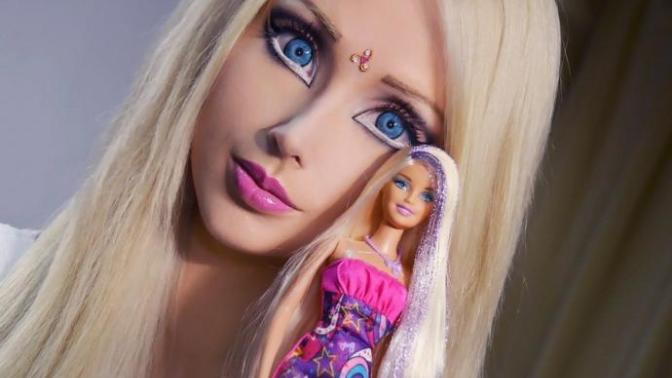 Kadınların sarı saçlara sahip olma takıntısı Barbie bebeğe benzeme isteğinden mi geliyor?