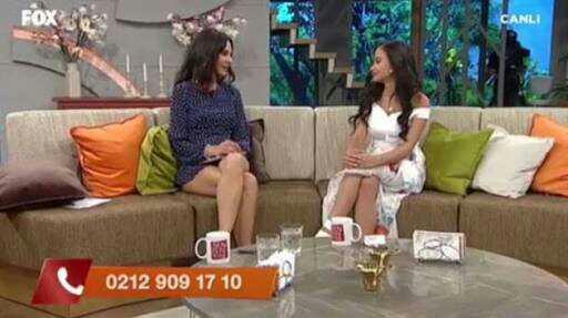 Bir kadın canlı yayında neden mini etek giyer ??