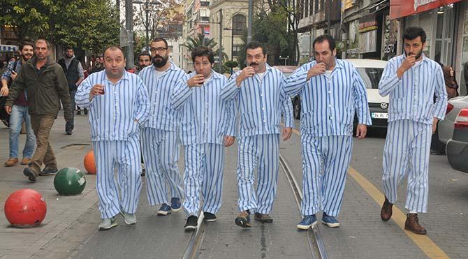 Böyle pijama giyen erkekler hoşunuza gider mi?