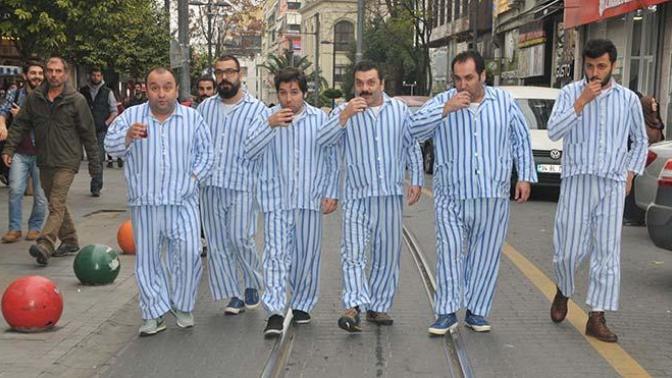 Böyle pijama giyen erkekler hoşunuza gider mi?