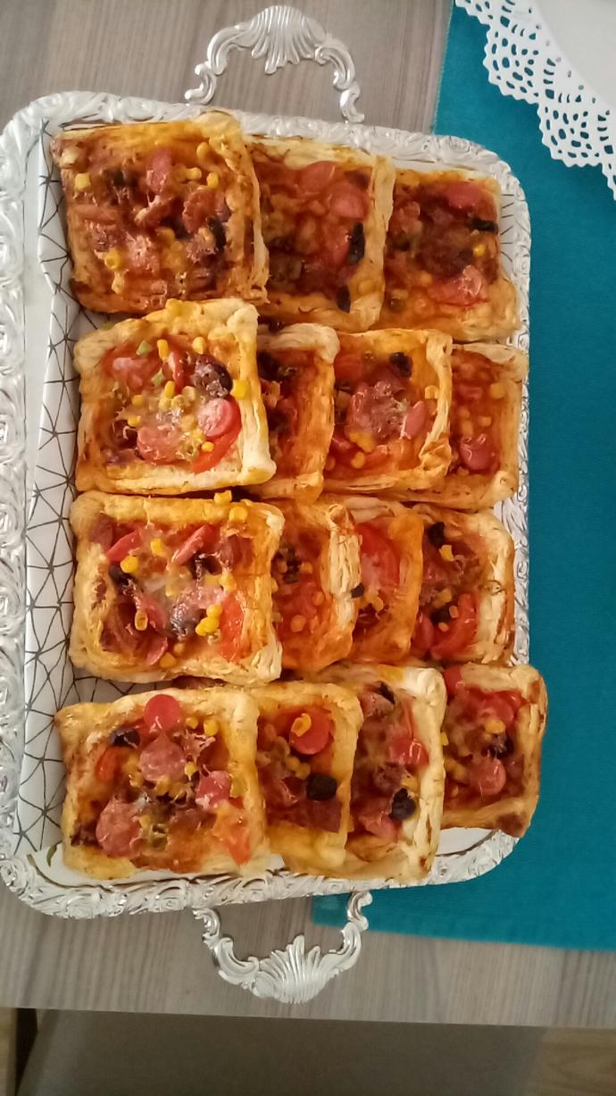 Kim demiş milföy hamurundan pizza yapılmaz diye.. Mini pizzalarım nasıl olmuş ama?