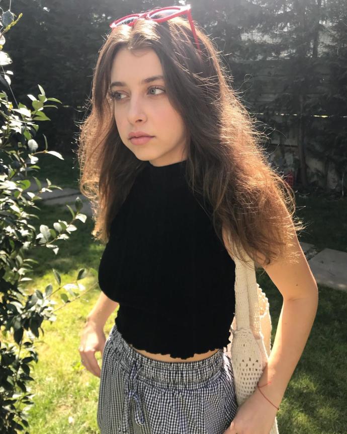 Hande Erçel esmer kahverengi gözlü niye Gamze Erçel renkl gözlü sarışın?