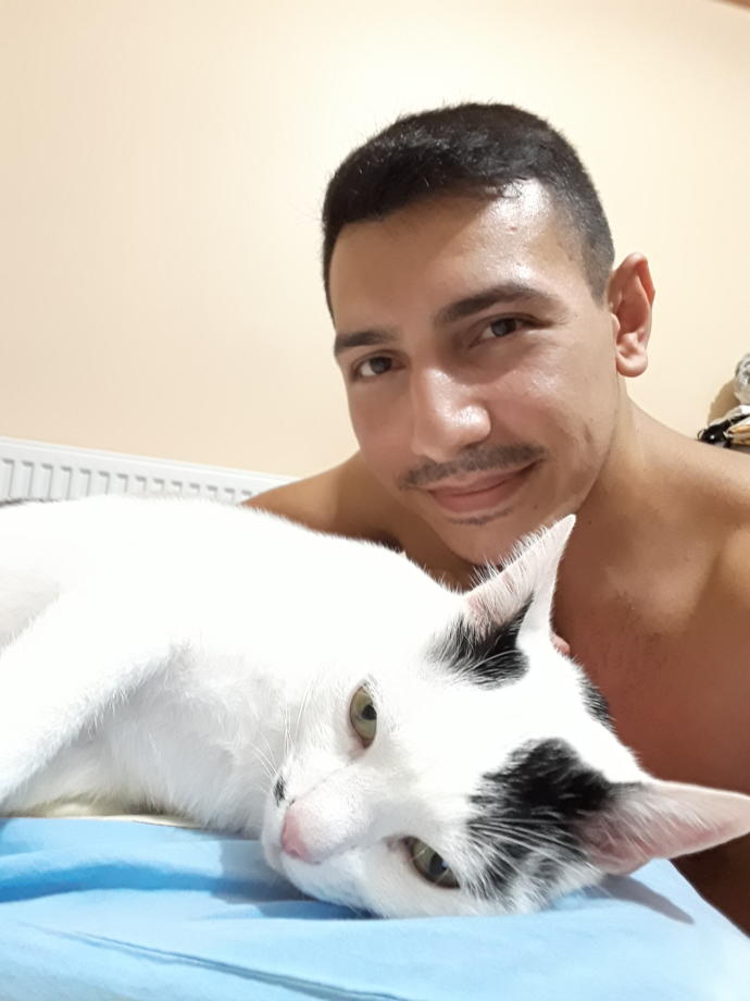 Evinde ponçik, minnoş, yumoş Kedi besleyen var mı?