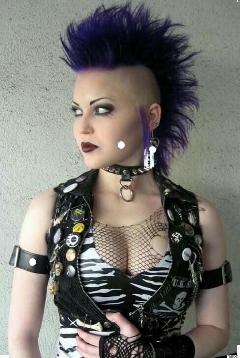 Yanları kazıtılmış saç modeli yeniden trend oldu! Marjinal ve çılgın bayanların tercihi olan bu saç modelini, nasıl buluyorsunuz?