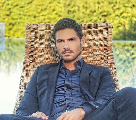 Erkeklerin vücudunun kas yapınca daha çekici olduğu sır değil ama bazen yapay görünüm oluşur. Hangisinin vücudu doğal ve estetik?