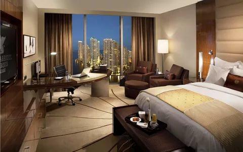 Eşinizle gittiğiniz tatilde eşiniz otel odasından çıkmak istemese, ne yapardınız?