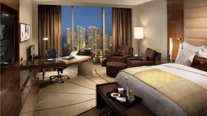 Eşinizle gittiğiniz tatilde eşiniz otel odasından çıkmak istemese, ne yapardınız?
