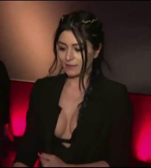 Siz Deniz Çakır'ı nasıl buluyorsunuz??